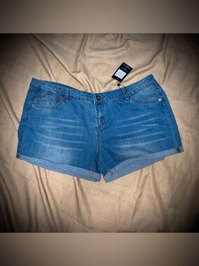 Harbeth Women’s Denim Shorts NWT Size Large Oasis Blue
